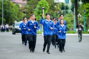 Lễ rước đuốc khai mạc Đại hội Thể thao học sinh Đông Nam Á 2024. (Ảnh: Văn Dũng)