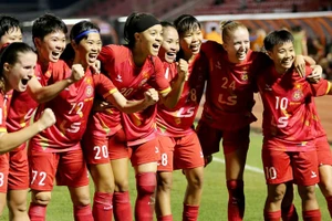 Niềm vui của các nữ cầu thủ TP Hồ Chí Minh đoạt vé vào bán kết giải châu Á. (Ảnh: Minh Long)