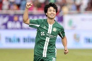 Cách ăn mừng đặc biệt của Công Phượng. (Ảnh: Đoàn Dự)