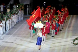 Đoàn thể thao Việt Nam diễu hành tại lễ khai mạc SEA Games 32. (Ảnh Hoàng Phạm)