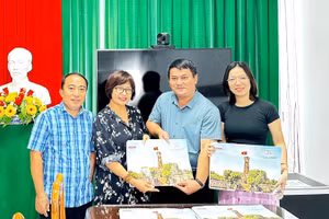 Đại diện Trường phổ thông trung học Bình Thủy nhận ấn phẩm.