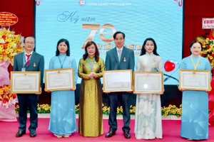 Lãnh đạo Trường đại học Y Dược Cần Thơ trao danh hiệu Thầy thuốc ưu tú cho các cá nhân.