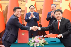 Thủ tướng Phạm Minh Chính và Thủ tướng Trung Quốc Lý Cường chứng kiến lễ ký Bản ghi nhớ giữa Bộ Công thương Việt Nam và Tổng Cục Quản lý Giám sát thị trường Trung Quốc. (Nguồn: Tổng cục Quản lý thị trường)