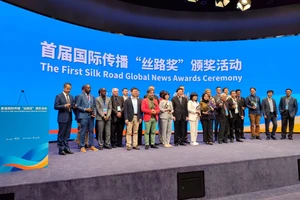 Lễ trao giải thưởng báo chí trong khuôn khổ Diễn đàn.