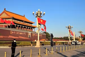 Ảnh minh họa: Cờ Việt Nam tung bay trên quảng trường Thiên An Môn nhân chuyến thăm Trung Quốc của Tổng Bí thư Nguyễn Phú Trọng cuối năm 2022. (Ảnh: HỮU HƯNG)