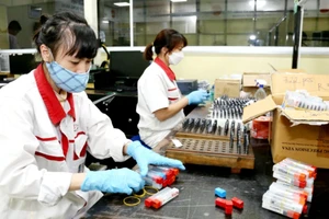 Sản xuất kẹp nhiệt độ tại Khu công nghiệp phụ trợ Nam Hà Nội. Ảnh: Nguyễn Hùng