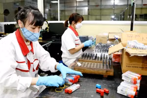 Sản xuất kẹp nhiệt độ tại Khu công nghiệp phụ trợ Nam Hà Nội. Ảnh: Nguyễn Hùng