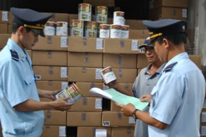  Lực lượng chức năng tiến hành kiểm tra về chất lượng sản phẩm, hàng hóa.