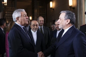 Bộ trưởng Ngoại giao Italy (trái) đón Trưởng đoàn đàm phán Iran tới đàm phán gián tiếp với Mỹ.