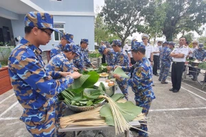 Các chiến sĩ lữ đoàn 162 gói bánh chưng chuẩn bị đón Tết.