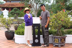 Du khách check-in và chia sẻ khoảnh khắc với NFC tại Khu lưu niệm Chủ tịch Hồ Chí Minh trên đảo Cô Tô.