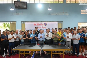 Ban Tổ chức Giải vô địch bóng bàn quốc gia Báo Nhân Dân trao tặng bàn bóng bàn cho Trường đại học Thể dục Thể thao Đà Nẵng. 