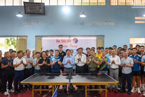 Ban Tổ chức Giải vô địch bóng bàn quốc gia Báo Nhân Dân trao tặng bàn bóng bàn cho Trường đại học Thể dục Thể thao Đà Nẵng. 