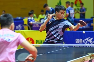 Tay vợt Đoàn Bá Tuấn Anh (Hải Dương Long Hải 1) thi đấu trận tứ kết đồng đội nam.