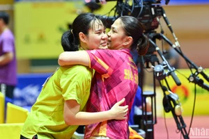 Tay vợt Nguyễn Thị Nga chia vui với huấn luyện viên Ngô Thu Thủy sau khi giành chức vô địch đơn nữ. 