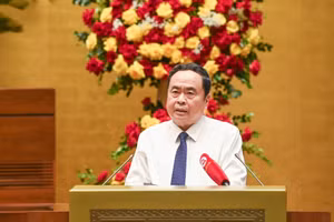 Chủ tịch Quốc hội Trần Thanh Mẫn cùng các đồng chí lãnh đạo Đảng, Nhà nước và các đại biểu tại hội thảo.