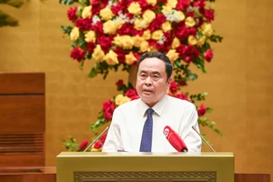 Chủ tịch Quốc hội Trần Thanh Mẫn cùng các đồng chí lãnh đạo Đảng, Nhà nước và các đại biểu tại hội thảo.