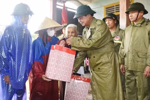 Đồng chí Võ Văn Hưng trao quà hỗ trợ người dân có hoàn cảnh đặc biệt khó khăn ở xã Vĩnh Lâm.