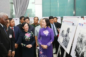 Lãnh đạo Đảng và Nhà nước Việt Nam-Cuba tham quan trưng bày,