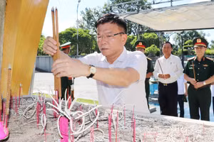Phó Thủ tướng Lê Thành Long và lãnh đạo tỉnh Quảng Trị dâng hương tại Nghĩa trang Liệt sĩ quốc gia Đường 9.
