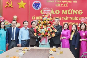 Phó Bí thư Thường trực Tỉnh ủy, Chủ tịch HĐND tỉnh Quảng Trị Nguyễn Đăng Quang thăm, tặng hoa chúc mừng Sở Y tế.