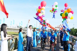 Các vận động viên đạp xe qua di tích cầu Hiền Lương.