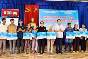 Lãnh đạo Văn phòng Ban Chỉ huy Phòng, chống thiên tai và Tìm kiếm cứu nạn tỉnh Quảng Trị cùng dự án trao tiền mặt cho người dân xã Triệu Giang, huyện Triệu Phong.