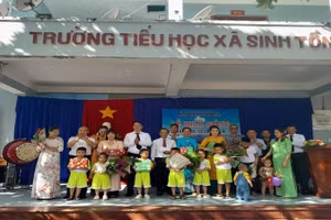 Đại diện chính quyền và các lực lượng trên đảo Sinh Tồn tặng quà thầy và trò trường Tiểu học Sinh Tồn. (Ảnh: NGUYỄN NINH)