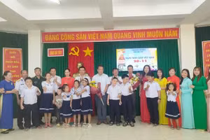 Không khí ấm áp của Ngày Nhà giáo Việt Nam 20/11 ở huyện đảo Trường Sa. (Ảnh: CTV HQ)
