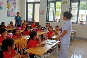 Cán bộ y tế hướng dẫn cán bộ, giáo viên, nhân viên và học sinh ở Hương Khê thực hiện các biện pháp phòng, chống dịch đau mắt đỏ.