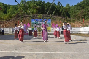 Các tiết mục dân ca, dân vũ đặc sắc tại Tết Lấp lỗ.