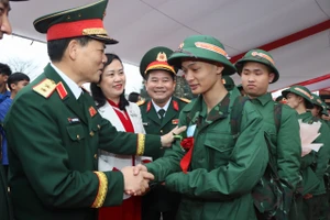 Các đồng chí đại diện lãnh đạo Quân khu 4 và tỉnh Hà Tĩnh động viên, chúc mừng các tân binh tại lễ giao quân ở huyện Cẩm Xuyên.