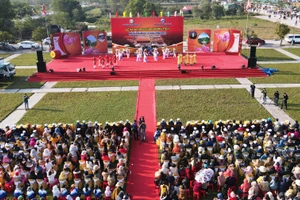 Hàng chục nghìn du khách và tăng ni, phật tử nô nức khai hội chùa Hương năm 2023.