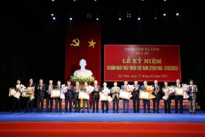 Các đồng chí lãnh đạo tỉnh Hà Tĩnh trao tặng danh hiệu Thầy thuốc Ưu tú cho 9 bác sĩ đang công tác trên địa bàn.