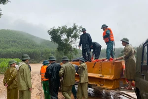 Tỉnh Hà Tĩnh huy động nhân lực, phương tiện tiếp tục tìm kiếm người dân mất tích.