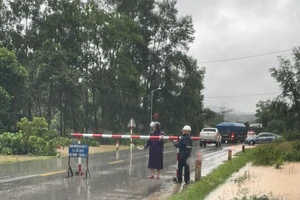 Các lực lượng chức năng ở Hương Khê lập rào chắn, tổ chức phân luồng các phương tiện lưu thông qua khu vực bị ngập lụt.