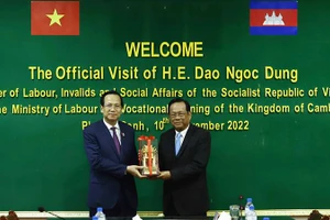 Bộ trưởng Đào Ngọc Dung và Bộ trưởng Ith Samheng (Ảnh: Molisa).