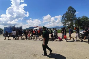 26 lao động Việt Nam được tiếp nhận qua cửa khẩu Phnom Den-Tịnh Biên. (Ảnh: nhandan.vn)