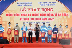 Tặng quà công nhân lao động nhân Tháng Công nhân năm 2022.