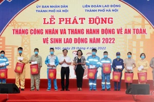 Tặng quà công nhân lao động nhân Tháng Công nhân năm 2022.