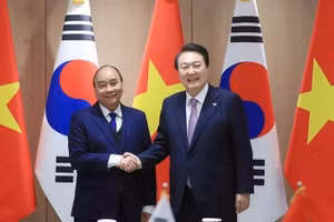 Chủ tịch nước Nguyễn Xuân Phúc hội đàm với Tổng thống Hàn Quốc Yoon Suk Yeol. (Ảnh: TTXVN)