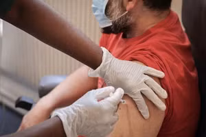 Tiêm vaccine ngừa bệnh đậu mùa ở một trung tâm tiêm chủng tại Paris ngày 11/7 (Ảnh: Le Parisien).