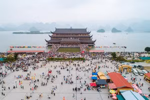 Du khách tới chùa Tam Chúc tăng đột biến trong ngày 14/3/2021. (Ảnh: nhandan.vn)