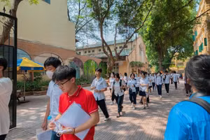 Thí sinh tham dự kỳ thi tuyển sinh vào lớp 10 tại Trường THPT Việt Đức (Hà Nội) (Ảnh: Trường THPT Việt Đức) 