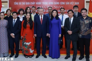 Tổng Bí thư Tô Lâm và Phu nhân cùng các đại biểu. (Ảnh: THỐNG NHẤT/TTXVN)