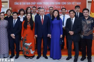 Tổng Bí thư Tô Lâm và Phu nhân cùng các đại biểu. (Ảnh: THỐNG NHẤT/TTXVN)