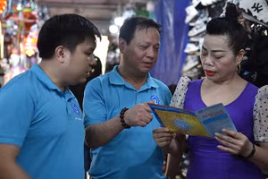 Cán bộ Bảo hiểm xã hội Hà Nội vận động người dân tham gia bảo hiểm xã hội tự nguyện, bảo hiểm y tế hộ gia đình. (Ảnh HSS)