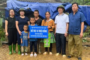 Quỹ Bảo trợ trẻ em Việt Nam trao hỗ trợ gia đình có trẻ em bị tử vong và ảnh hưởng bởi bão số 3 ở xã Suối Giàng, huyện Văn Chấn, tỉnh Yên Bái, tháng 9/2024. (Ảnh NFVC)