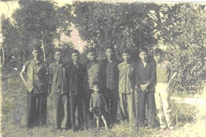 Nhà báo Nguyễn Trọng Định - người đầu tiên từ bên phải qua. Ảnh tư liệu của Nhà báo Trần Mai Hạnh