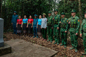 "Cột mốc sống" nơi biên cương xanh thẳm